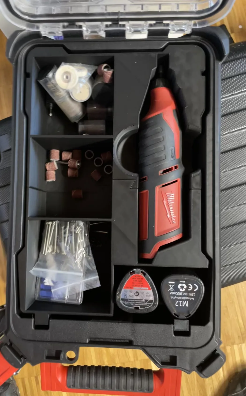 Gedrucktes Inlet im Milwaukee-Packout-Koffer für ein M12-Rotationswerkzeug und Zubehör